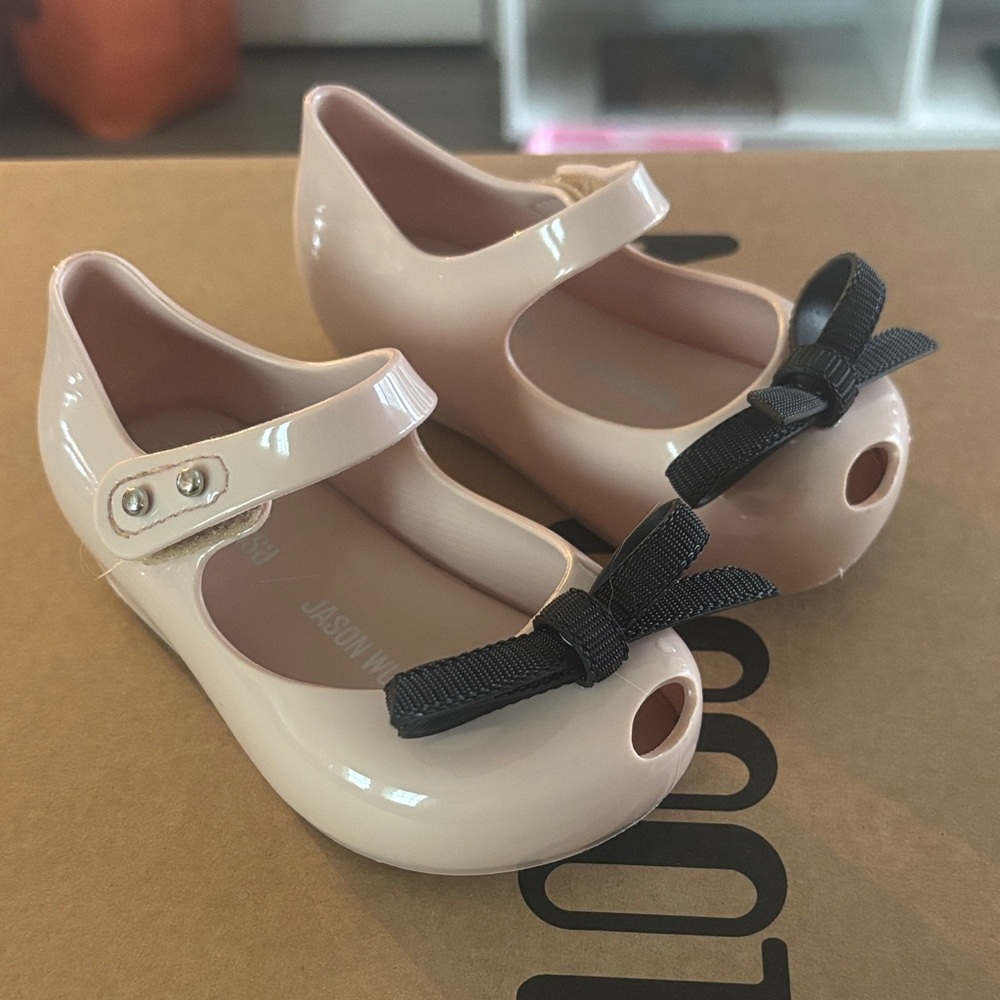 Mini Melissa Cream Mary Jane Shoes with Black Bow